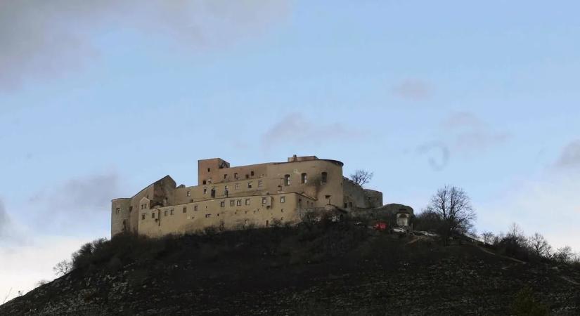 Új fejezet kezdődik a cigarettázó kamaszok miatt leégett legendás középkori vár felújításában