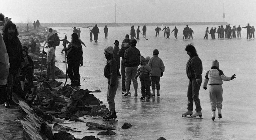 Banzáj a befagyott Balatonon: még a hokiütők is előkerültek Fonyódon!