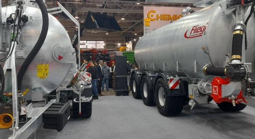 Mindenkit meglepett a Fliegl standkínálata, beköltöztek hozzájuk a lóerők is