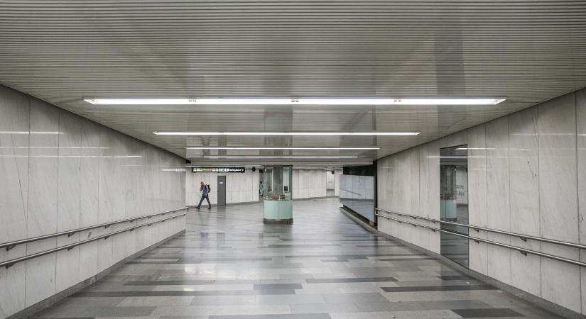 „A metrók üzemidejének meghosszabbítása miatt alig néhány órára lennének csak lezárva az aluljárók, a kényszerből ott éjszakázóknak ettől nem lesz fedél a fejük felett”