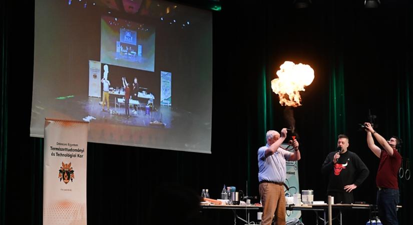 TTKalandozások: ismét előadást tartott a Debreceni Egyetemen az ország legismertebb fizikatanára