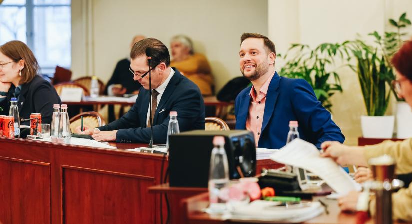 DK: Újra a Fidesz által kreált hazugságok fognak szemben állni a másik nagypárt mantráival