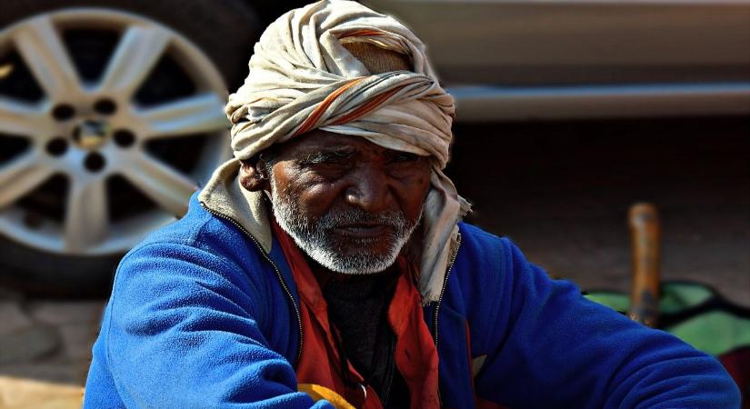 Leleplezték a leprás koldust, kiderült, hogy több háza, kocsija mellett riksás cége is van