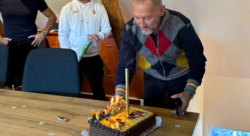 Ökölvívás: torta Kokónak a profi világbajnoki cím 25. évfordulójára