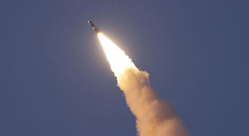 Fenyegető erődemonstráció: Észak-Korea rakétákat lőtt ki, miközben amerikai vezetők tárgyaltak Szöulban