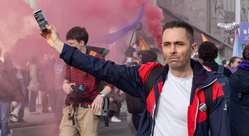 „Kapjátok be!” – üzente a pólóján Stummer János, amikor elítélték a gyülekezési törvény megsértése miatt