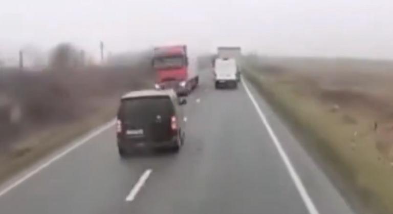 Frontálisan ütközött egy kisbusz és egy nyergesvontató Romániában, heten életüket vesztették