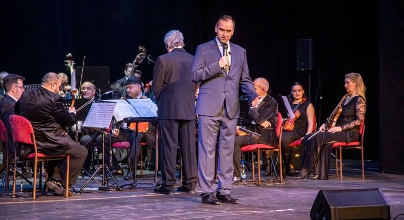 A Soproni Gyógyközpont gyermekosztályát támogatta a Mága-koncert