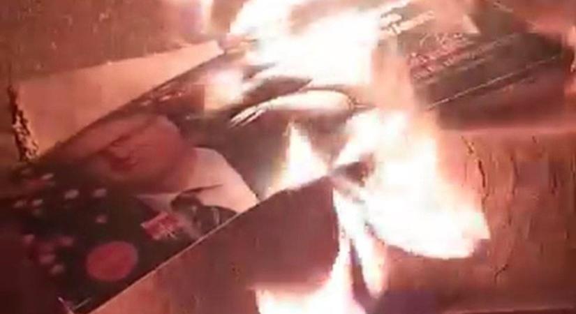 Tiszás gyűlöletkampány: rituálisan elégették Rétvári Bence fényképét