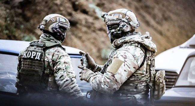 Egy gyilkosság miatt keresett volt katona négy rendőrt lőtt le kedden az elfogása közben Cserkaszi megyében