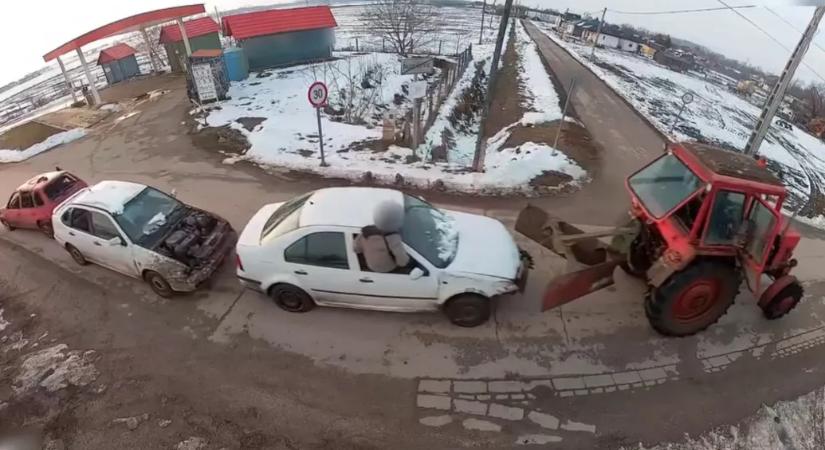 Roncsautókat vontatott a belarusz traktor Nyárlőrincen, a rendőrség a horrorkaraván nyomába eredt
