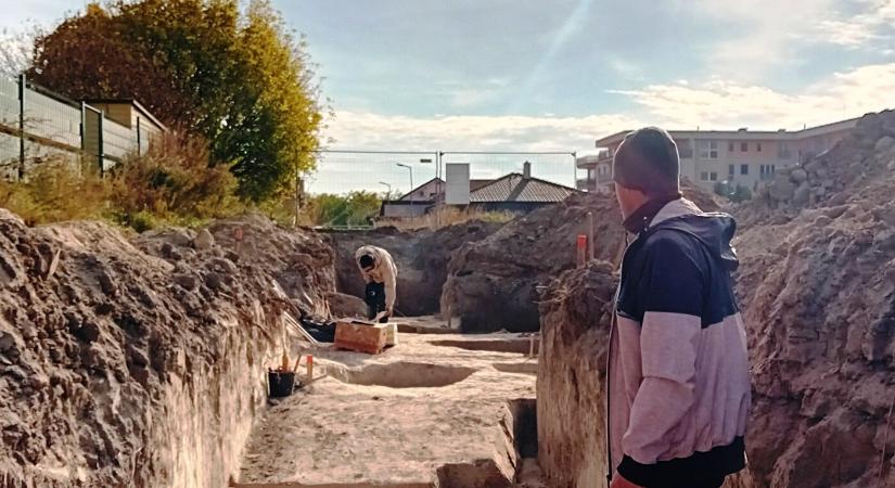 A Sobieski utcai munkák felével már elkészültek Párkányban, lócsontvázat is találtak a területen