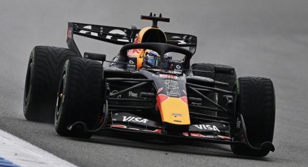 Verstappen az „élen” az esős kedden, Hadjar autót tört