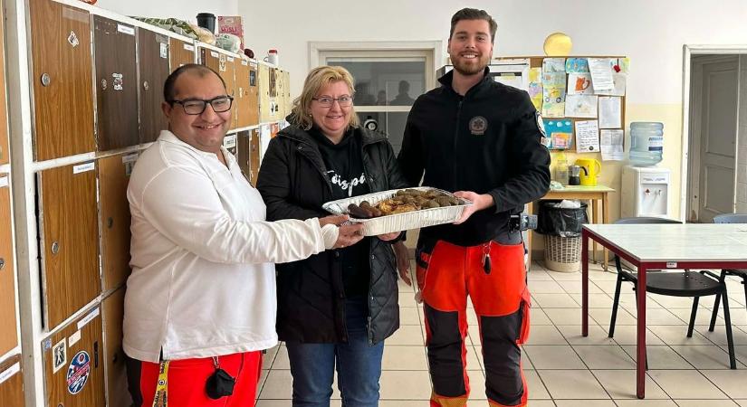 Tatabányáig ért a környei disznóvágás, a mentők ínycsiklandó kóstolót kaptak