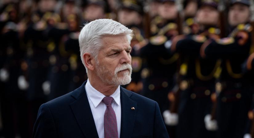 A cseh államfő szerint éjszaka küldött sms-ekben próbálta őt megzsarolni a külügyminiszter