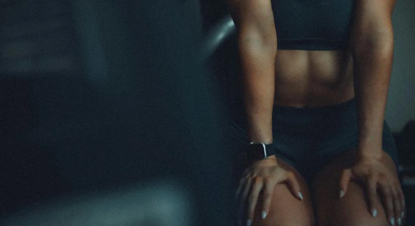 Palackba zárt izzadtságát árusítja a szexi bombázó