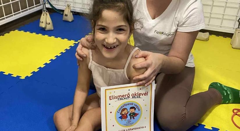 „Anya, ezen is túl vagyunk” – a halva született Nolina lábra állt a csípőműtét után