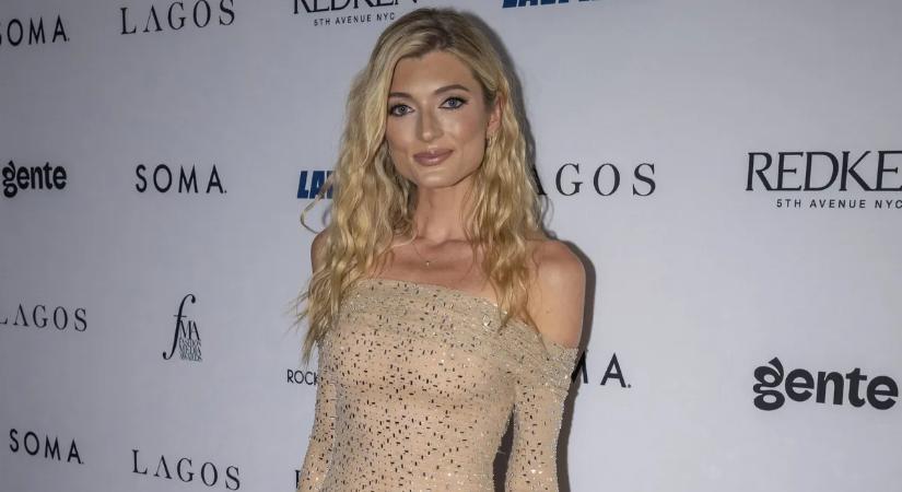 Hűvös brit elegancia és vérforralóan kirakott mellek - Sophie Sumner divatmodell képei lehengerlőek