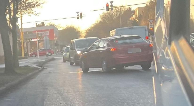 Két autó karambolozott a forgalmas győri úton, az egyik csúnyán összetört - fotók