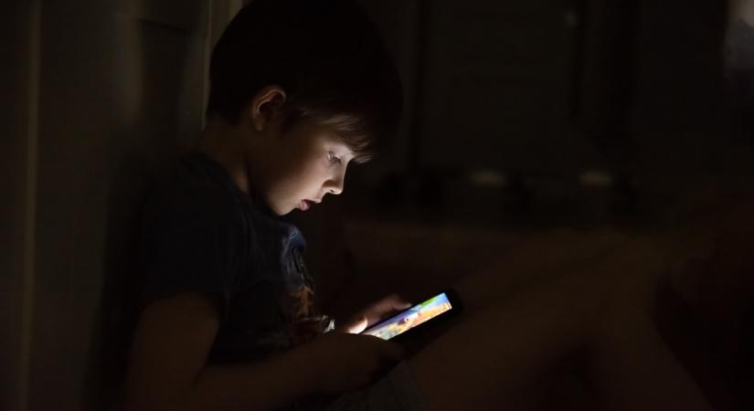 Újabb ország tiltja be a közösségi médiát a gyerekeknek