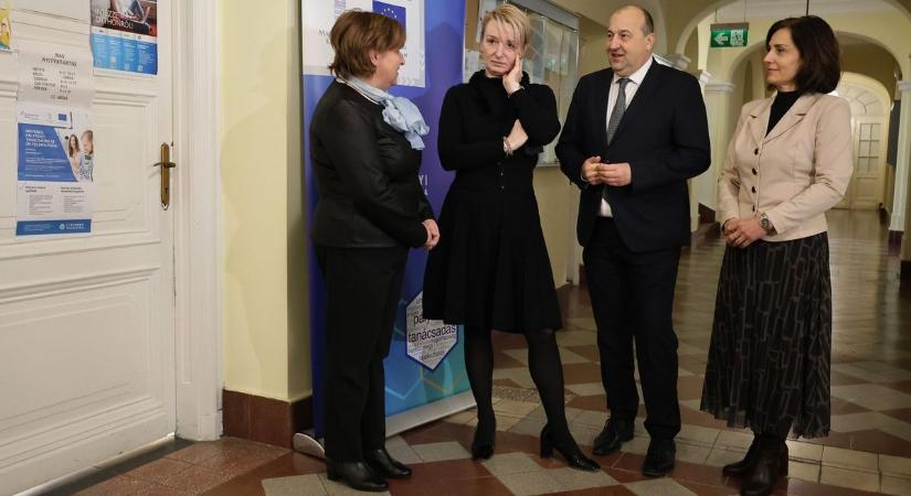 Iránytű a pályázatok világában: új Széchenyi Programiroda nyílt Komáromban