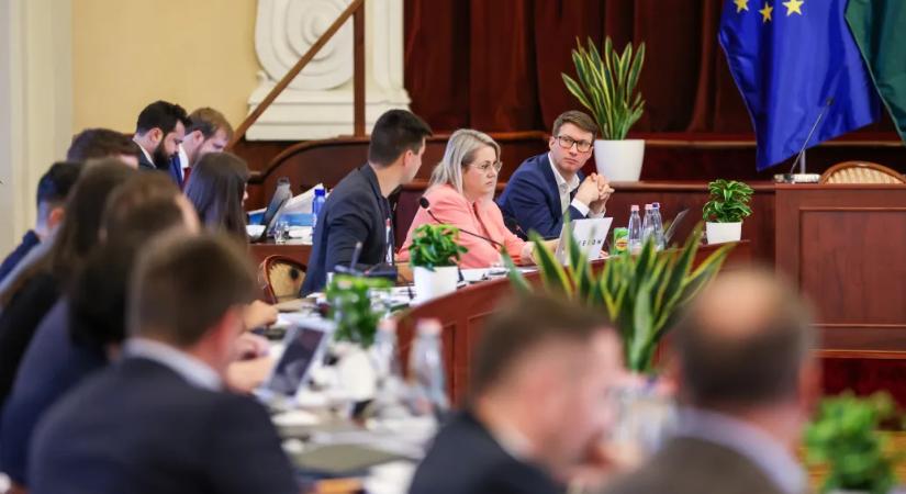 A háború lezárását és a „migrációs paktumot” is napirendre tűzi a Fidesz a Fővárosi Közgyűlésben
