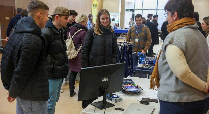 Végzős középiskolások ismerkedtek a duális képzéssel Egerben