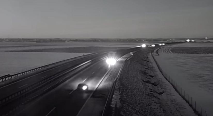 Nem világított az autó lámpája, belehajtottak az M86-oson, felvette a kamera - videó