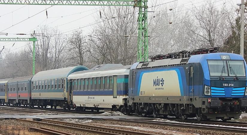 Lázár helyettese megmagyarázta, ezért tákolták össze öt kocsiból a hibrid IC-t