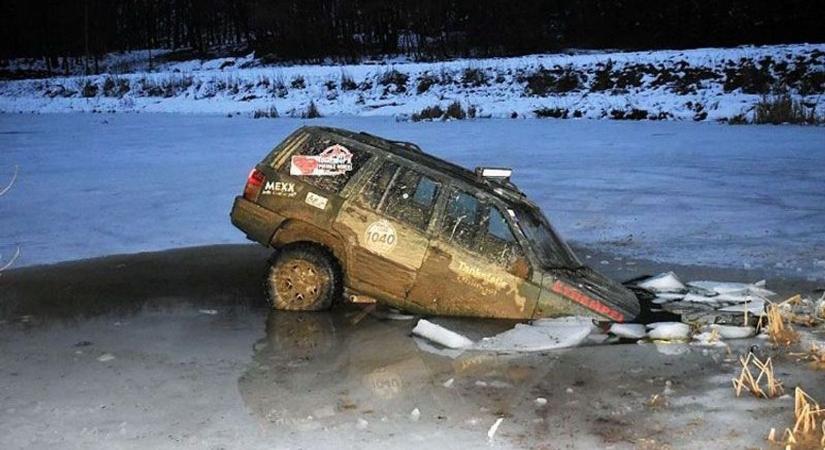 Jégbeszakadt terepjáró: súlyos környezeti károktól tartanak a váraljai horgászok