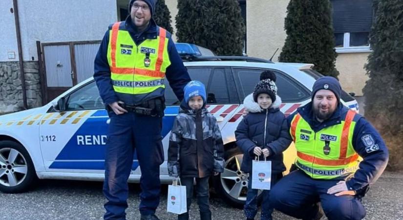 Szülinapi meglepetés – Rendőrautóval érkeztek az ikrek a fertődi iskolába - fotók