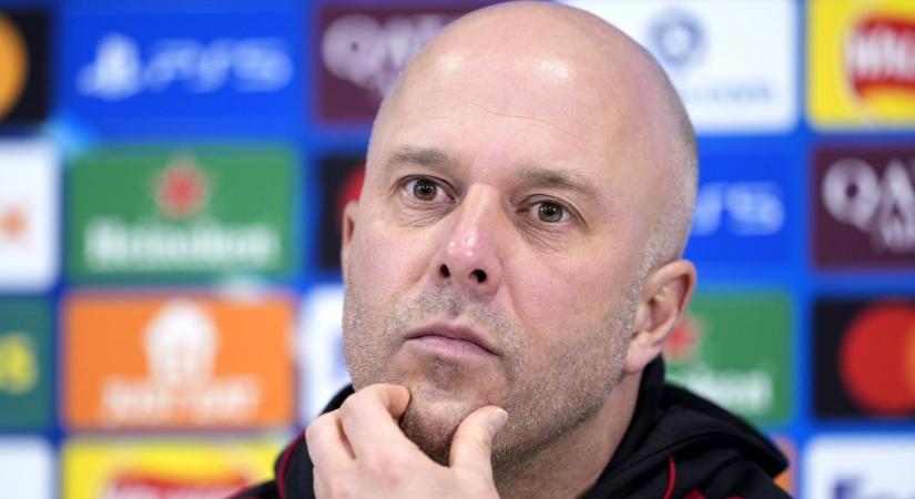 Arne Slot: Biztosan mondhatom, egy középpályásnak kell középhátvédet játszania