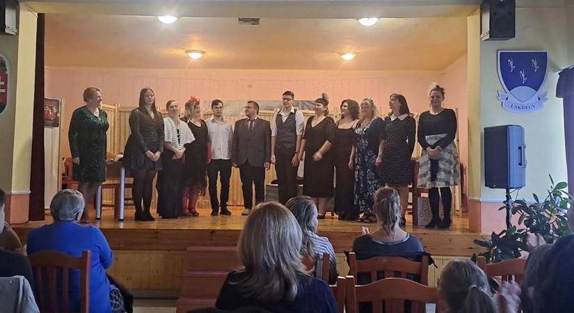 Komédia – Ilyen nehéz egy direktor élete, főként sok nő társaságában