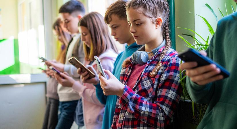 Ennyi volt: nincs több közösségi média és sulimobilozás a gyerekeknek