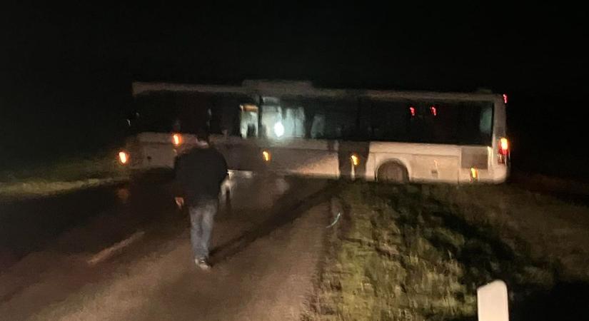 Furcsa manőver: megállt a forgalom Újpetre közelében, egy busz okozta a felfordulást