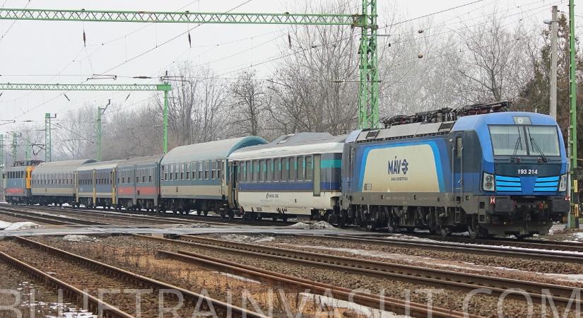 Megmagyarázták Lázárék, miért rakták össze ötfajta kocsiból az IC-t