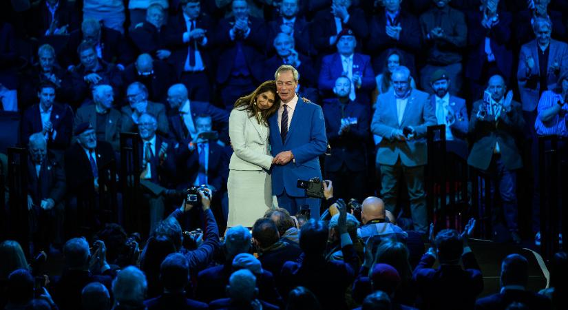 Átalakul a brit politika: újabb tory nagyágyú lépett át Nigel Farage pártjába