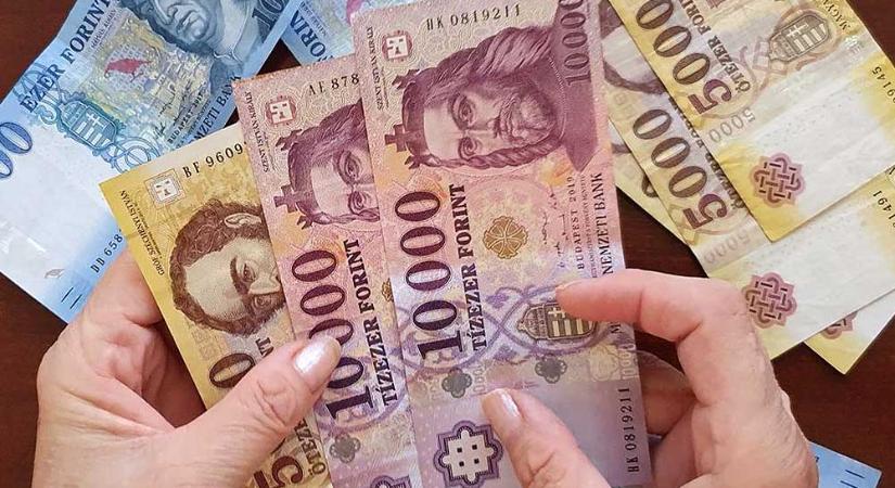 Jó hír: már az országgyűlési képviselők munkatársainak és a hittantanároknak is 1 millió forint ingyenpénzt ad a kormány