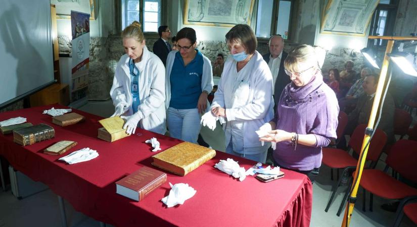 Több évszázados könyveket mutattak be az egri kórházban – "Ezekből látni, mennyit változott akár 100 év alatt is az orvostudomány, és mi az, mi állandó"