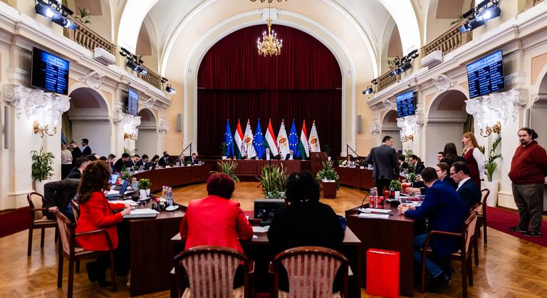 Tizennyolc pontos Tisza-ellenes állásfoglalással érkezik a Főváros Közgyűlésre a Fidesz-frakció