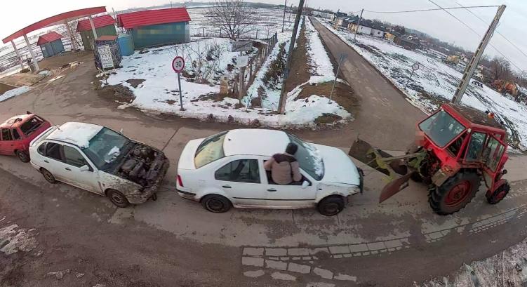 Traktor húzta a roncs Suzukit húzó roncs Seatot húzó roncs Volkswagent Nyárlőrincen