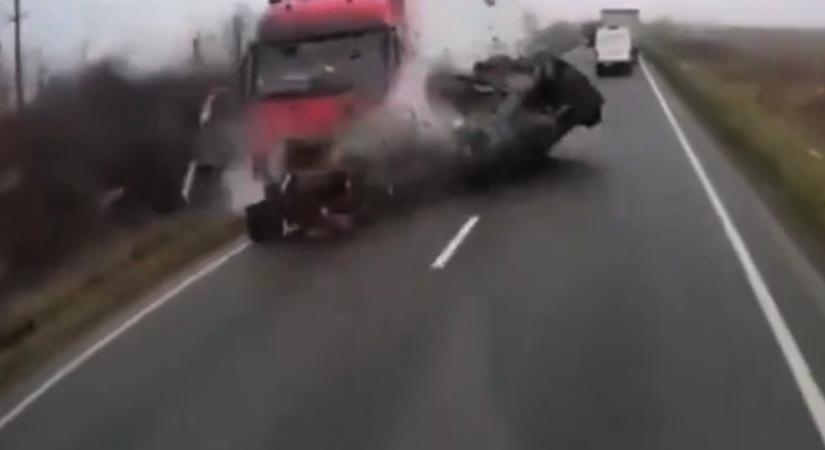 Fékezés nélkül rohant bele a kamionba a kisbusz – heten haltak meg