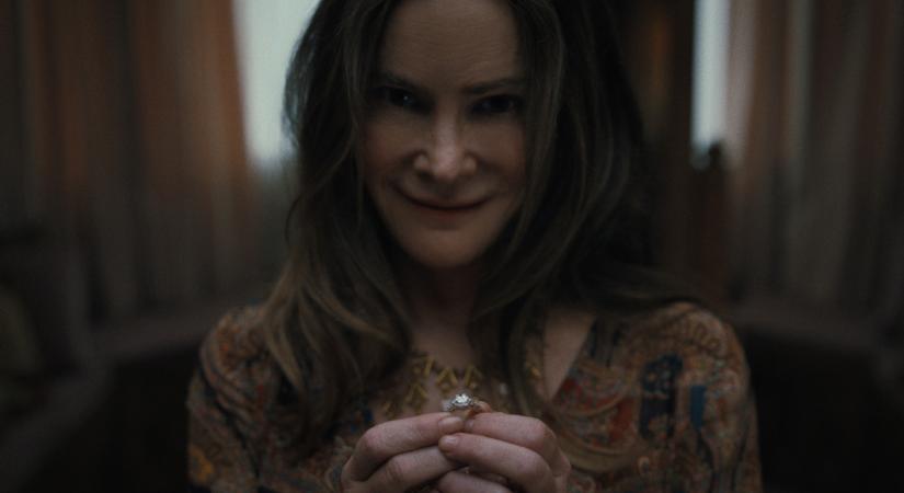 A premierdátummal együtt megérkeztek az első képek a Stranger Things alkotóinak új horrorsorozatából, amelyben egy pár esküvője előtt fog valami nagyon rossz történni