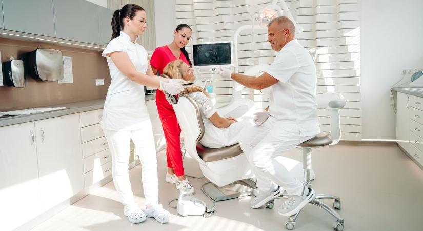 Új mosoly, új életminőség: hazánkban is elérhető lesz a világszínvonalú fogsorpótlási eljárás