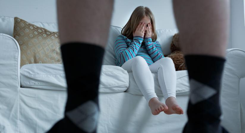 Gyerekek tárcsázták a rendőrséget, családtagjuk öldöklésbe kezdett