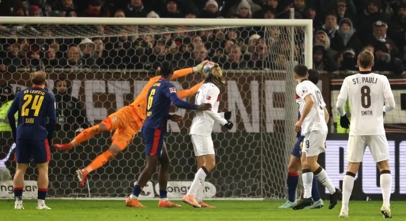 Gulácsi közel volt az újabb bravúrhoz, de a kiesőjelölt a utolsó pillanatban sokkolta