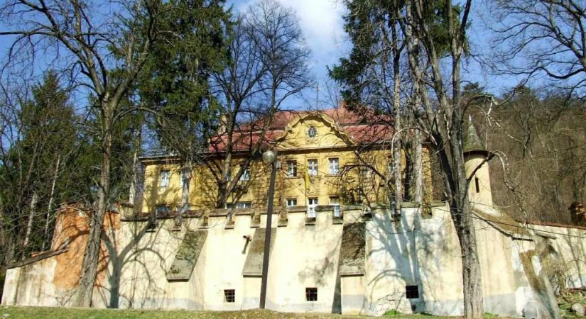 A MÁV szerint csak egy eladó, lerobbant üdülő az, amit Hadházy csókoskastélynak nevezett