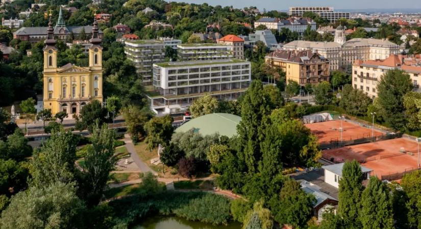 Olyan magas lenne, mint a templom: lakóparkot építenének a Feneketlen-tóhoz, huzavona indult a lakókkal