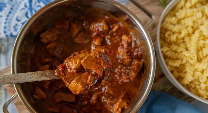 Sokan rosszul csinálják: így lesz vizes a pörkölt főzés közben