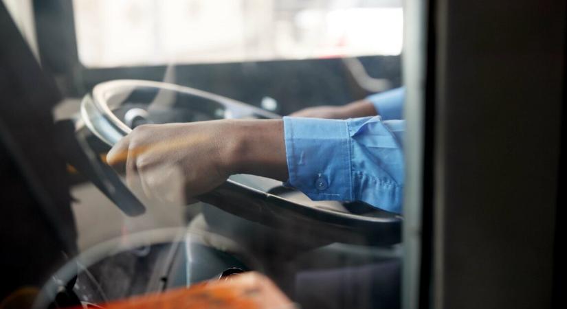 Busz gázolt halálra egy 9 hónapos kisgyermeket – őrizetbe vették a sofőrt